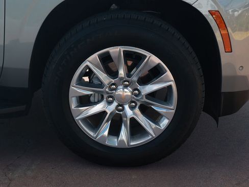 Used 2025 Chevrolet Suburban Premier image 8