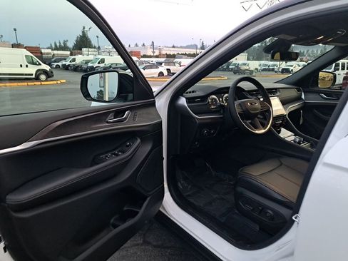 New 2025 Jeep Grand Cherokee Limited w/ Trailer Tow Package image 11