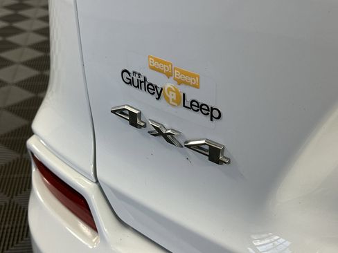 Used 2019 Jeep Cherokee Overland w/ Technology Group image 16