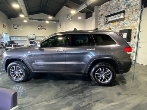 Used 2017 Jeep Grand Cherokee Limited w/ Luxury Group II image 3