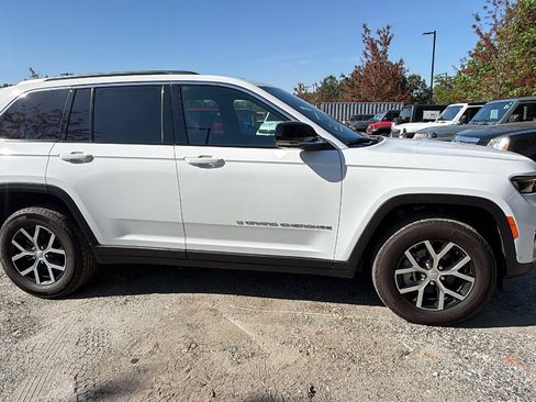 Used 2024 Jeep Grand Cherokee Limited w/ Luxury Tech Group II RWD image 7