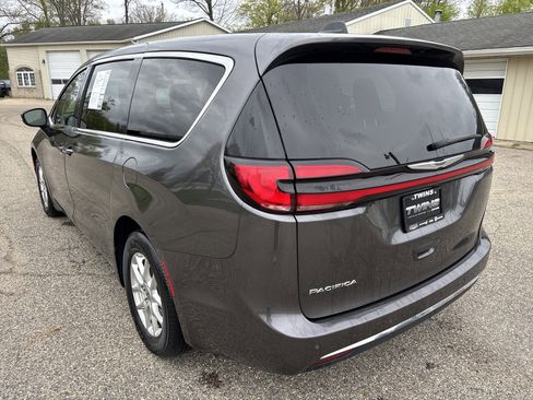 Used 2023 Chrysler Pacifica Touring-L FWD image 8