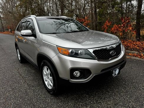 Used 2012 Kia Sorento LX w/ Convenience Pkg image 2