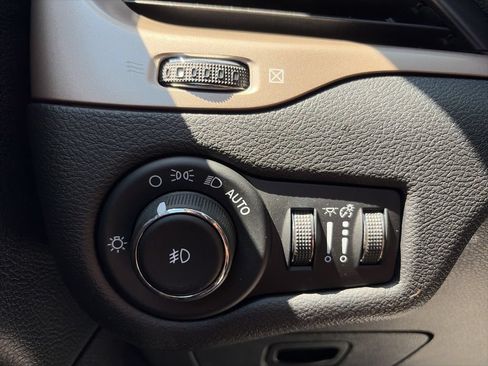 Used 2017 Jeep Cherokee Latitude w/ Cold Weather Group AWD/4WD image 8