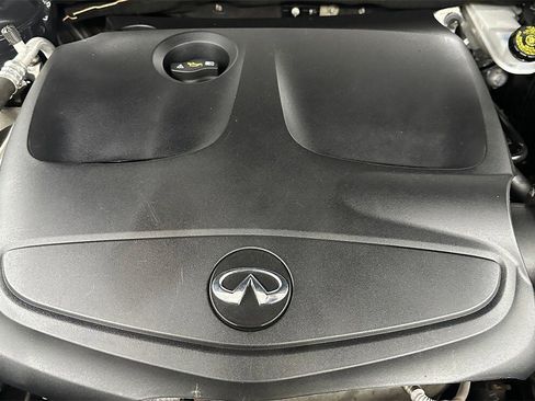 Used 2017 INFINITI QX30 Premium w/ Navigation Package image 7