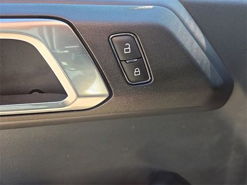 Used 2025 Ford Bronco Badlands image 14