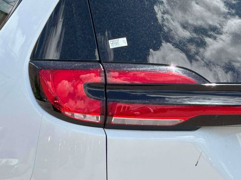 Used 2025 Chrysler Pacifica Limited FWD image 9
