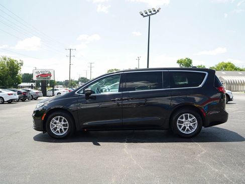 Used 2023 Chrysler Pacifica Touring-L FWD image 23