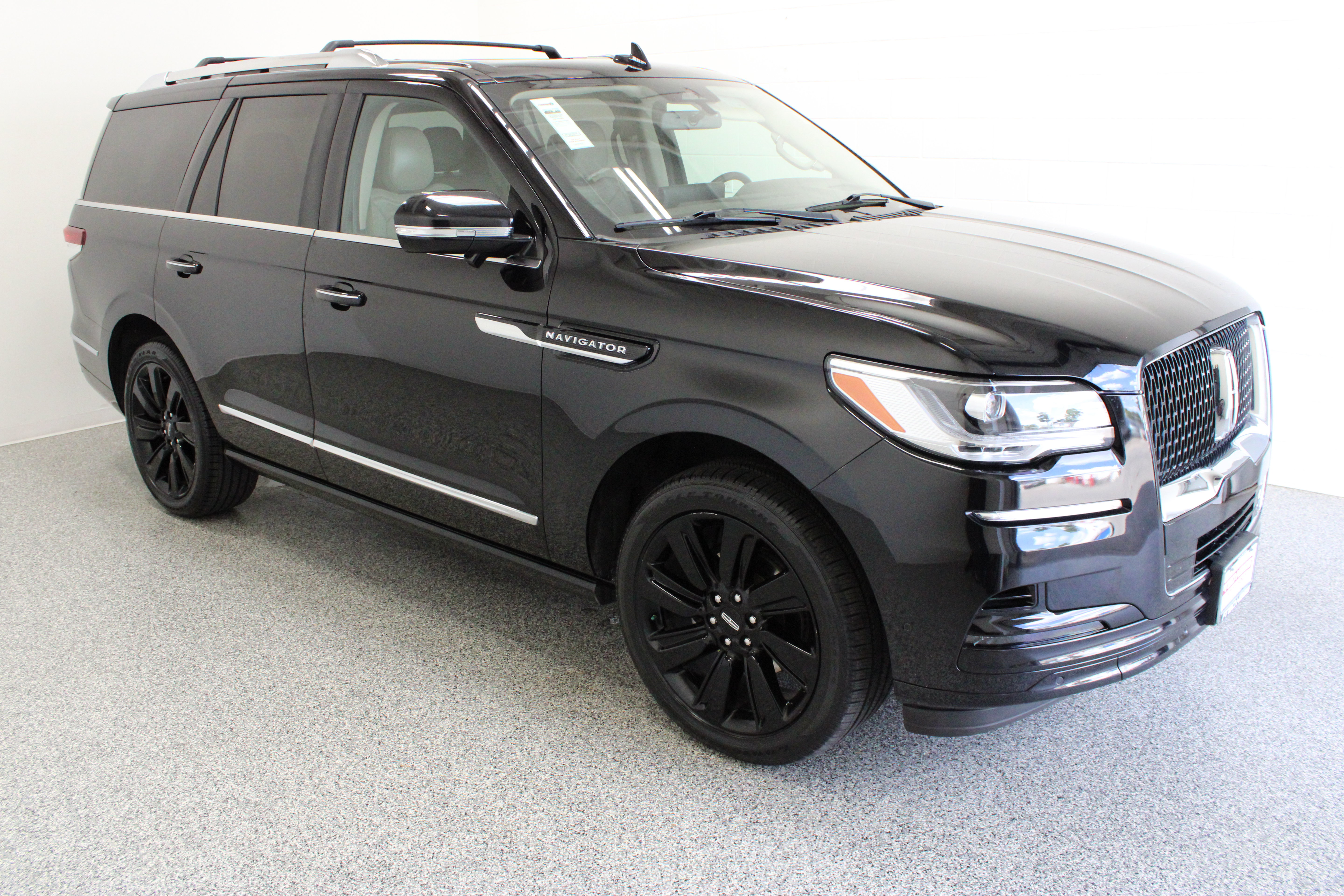 Used 2024 Lincoln Navigator Reserve AWD/4WD image 4