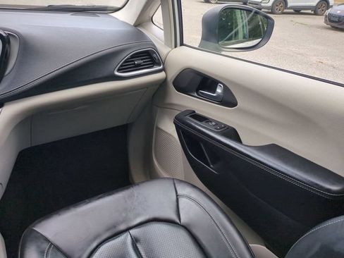 Used 2023 Chrysler Pacifica Touring-L FWD image 17