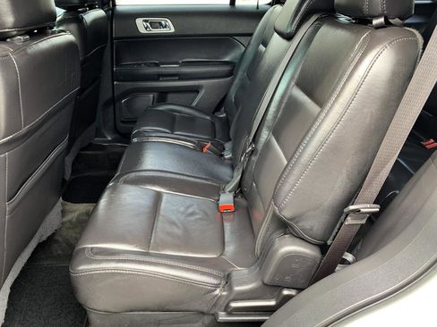 Used 2015 Ford Explorer XLT w/ Equipment Group 202B AWD/4WD image 28
