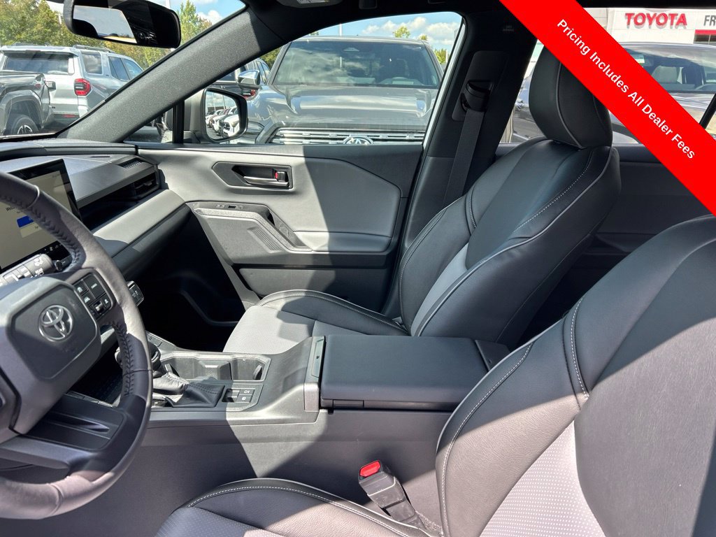 Used 2026 Toyota RAV4 SE w/ Convenience Package FWD image 2