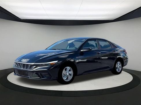 New 2026 Hyundai Elantra SE image 2