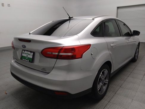 Used 2018 Ford Focus SE w/ SE Appearance Package FWD image 9