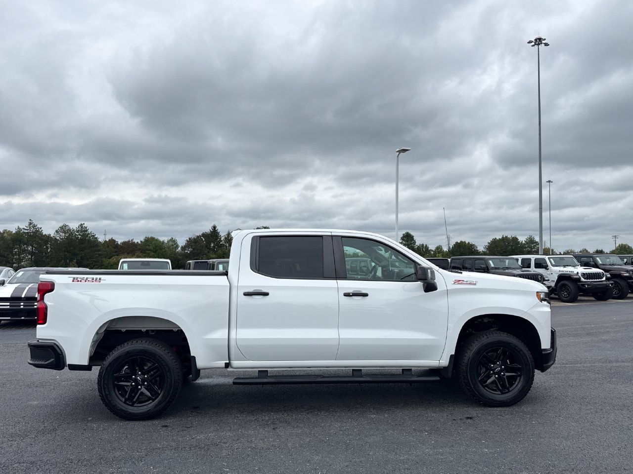 Used 2021 Chevrolet Silverado 1500 LT Trail Boss w/ Convenience Package II AWD/4WD image 2