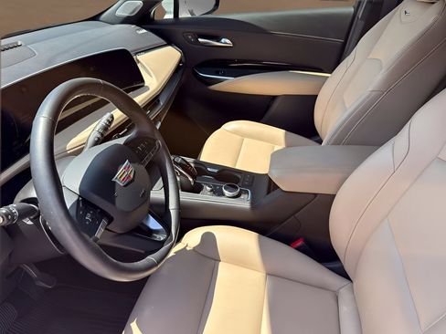 Used 2024 Cadillac XT4 Luxury w/ LPO, Floor Liner Package FWD image 10