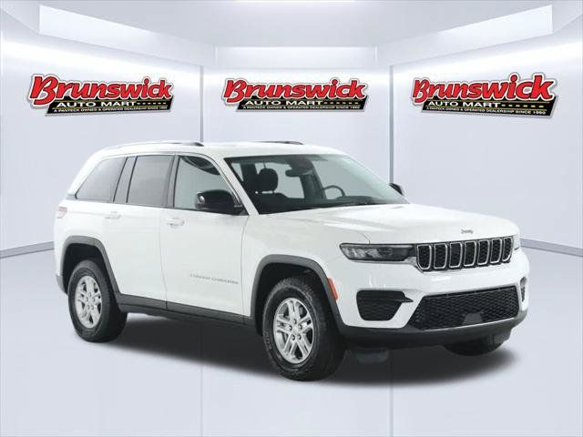 Used 2023 Jeep Grand Cherokee Laredo AWD/4WD image 9