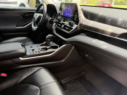 Used 2024 Toyota Highlander LE FWD image 12