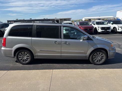 Used 2014 Chrysler Town & Country Touring-L w/ Driver Convenience Group FWD image 11