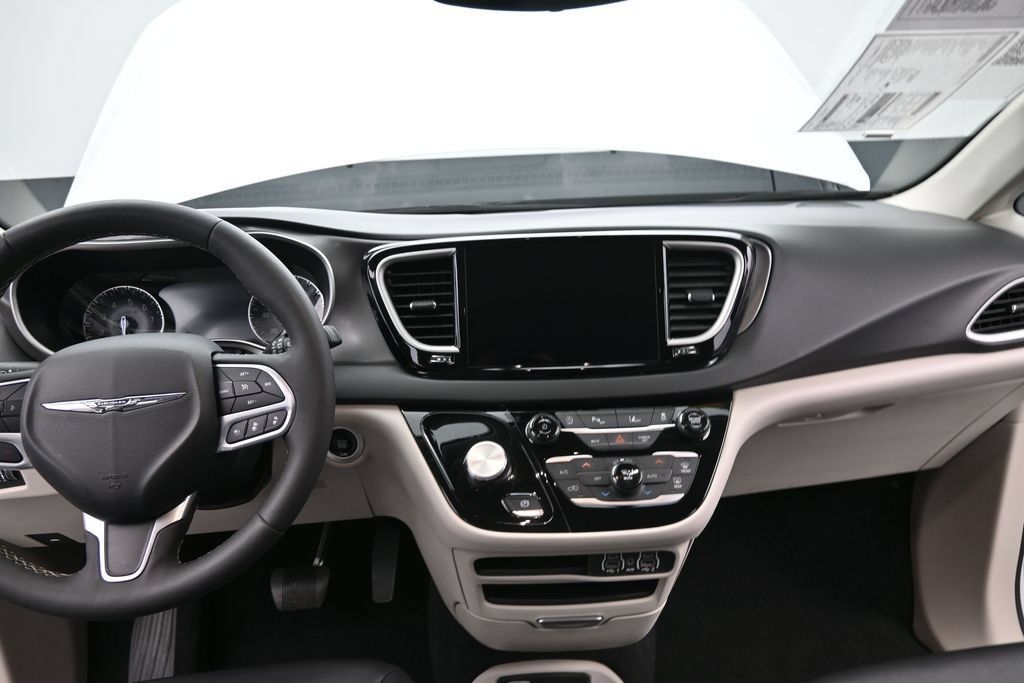 Used 2024 Chrysler Pacifica Touring-L FWD image 27