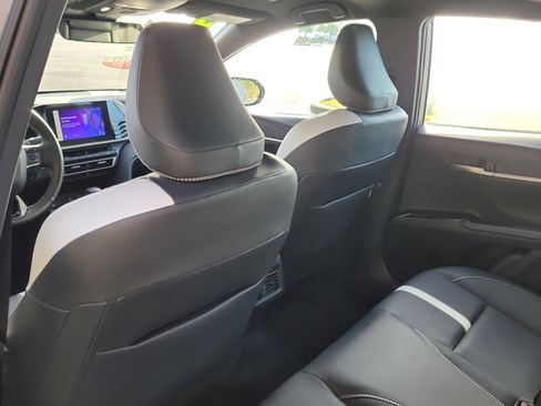 Used 2025 Toyota Camry SE image 12