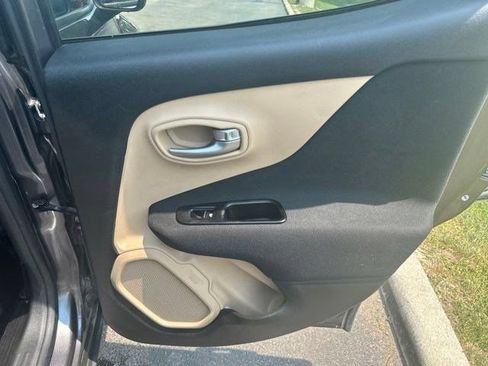 Used 2020 Jeep Renegade Latitude FWD image 35