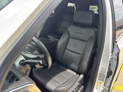 Used 2025 GMC Yukon Denali RWD image 23