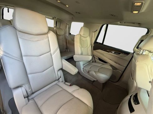 Used 2018 Cadillac Escalade Luxury AWD/4WD image 19