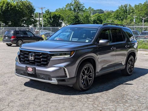 Used 2025 Honda Pilot Touring image 11