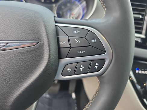 Used 2024 Chrysler Pacifica Touring-L FWD image 19