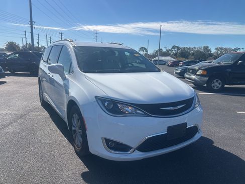 Used 2017 Chrysler Pacifica Touring-L image 1