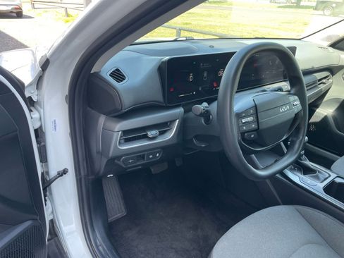 Used 2025 Kia K4 LXS image 33