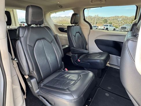 Used 2022 Chrysler Pacifica Touring-L image 32