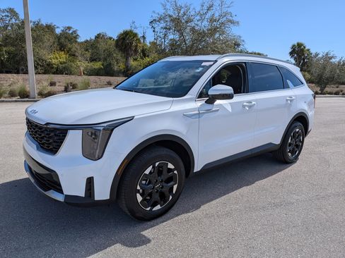 Certified 2025 Kia Sorento S image 9