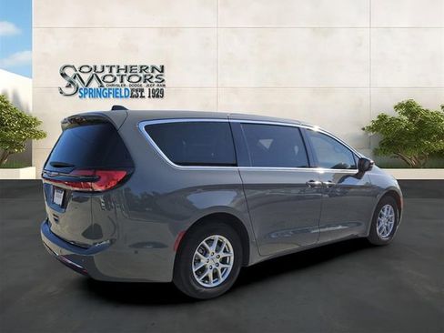 Used 2025 Chrysler Pacifica Select FWD image 5