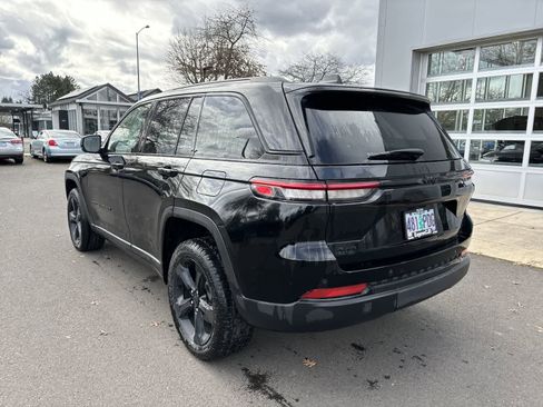 Used 2023 Jeep Grand Cherokee Altitude image 2