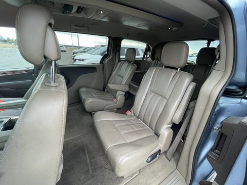 Used 2013 Chrysler Town & Country Touring image 23