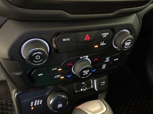 Used 2023 Jeep Renegade Latitude AWD/4WD image 33