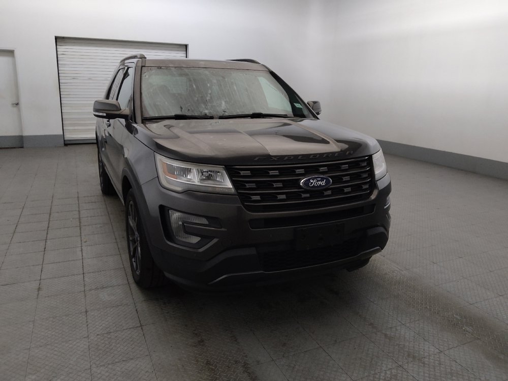 Used 2017 Ford Explorer XLT w/ Equipment Group 202A AWD/4WD image 14