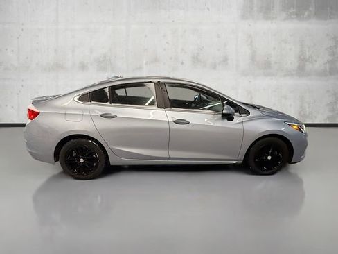 Used 2017 Chevrolet Cruze LT image 4