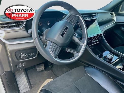 Used 2024 Jeep Grand Cherokee L Laredo image 1