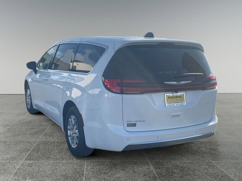 New 2026 Chrysler Pacifica Select image 3
