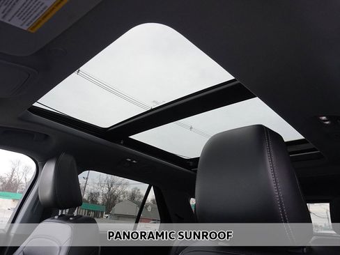 Used 2022 Ford Explorer XLT w/ Equipment Group 202A image 4