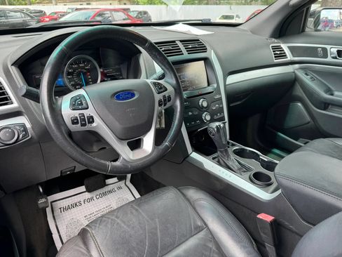 Used 2015 Ford Explorer XLT w/ Equipment Group 202A FWD image 16