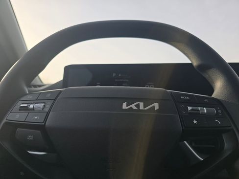 New 2025 Kia K4 LXS image 25