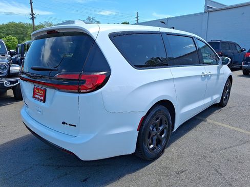 Certified 2022 Chrysler Pacifica Touring-L w/ S Appearance Package FWD image 6