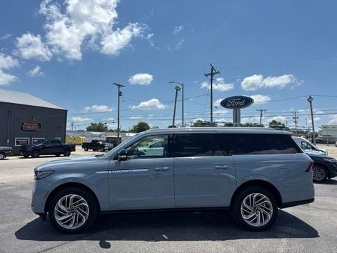 Used 2025 Lincoln Navigator L Reserve AWD/4WD image 2