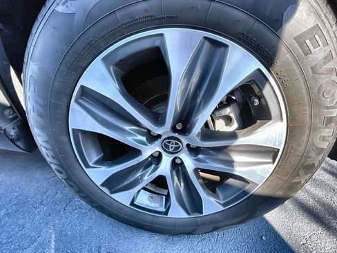 Used 2022 Toyota Highlander XLE image 33