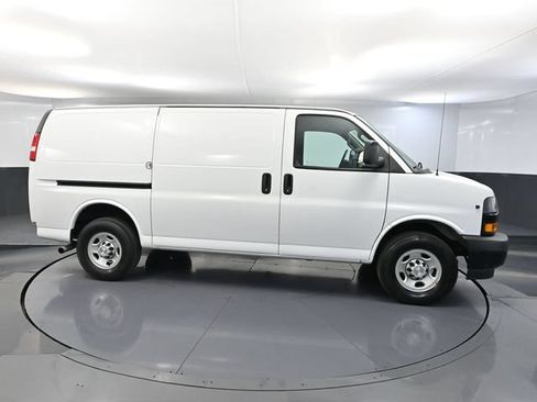 Used 2019 Chevrolet Express 3500 w/ Driver Convenience Package RWD image 3