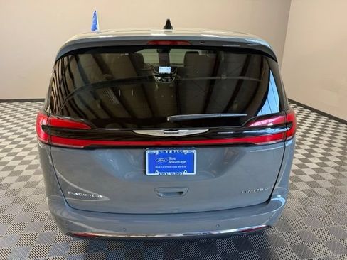 Used 2024 Chrysler Pacifica Limited FWD image 11